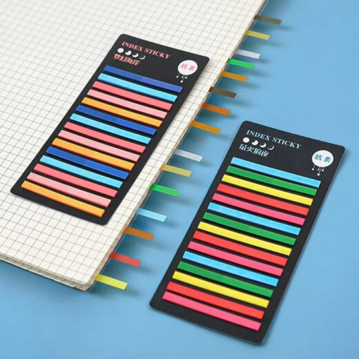 Twee pakjes Sticky Index Marker Notes Tabs, Neon & Sunset tinten om je studieboek te markeren op blauwe achtergrond