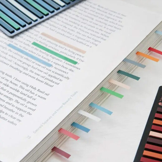 Scènefotografie echt gebruik van Sticky Index Marker Notes Tabs, groen- en granaatroodtinten markeren boektekst en worden gebruikt als tabbladen