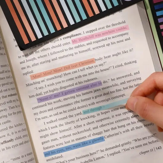 Scènefotografie echt gebruik van Sticky Index Marker Notes Tabs, pastelkleurige markering boektekst